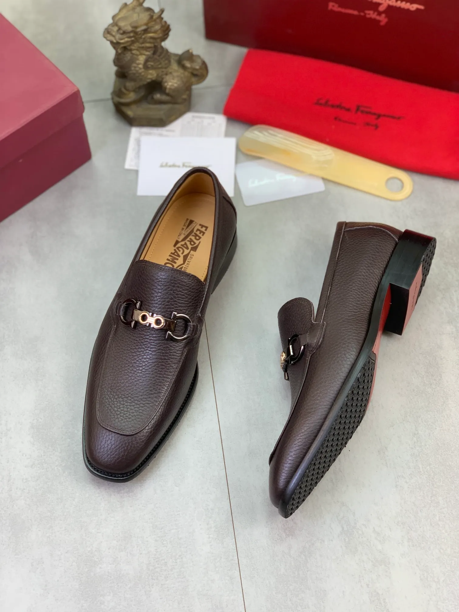 Men's Men's Shoes 💰P460💰[New Style] Water-dyed Niuli 🆘[Salvatore Ferragamo] Ferragamo's latest casual business leather shoes for men! Available at counters simultaneously! The fabric is made of specially imported original pebbled calfskin, and the lining is made of imported water-dyed cowhide. It is absolutely luxurious and leads the fashion trend. Matching code: 38-47 black and brown optional